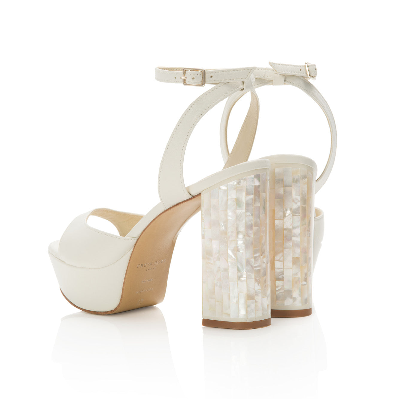 Vista lateral dos sapatos Margot da Freya Rose