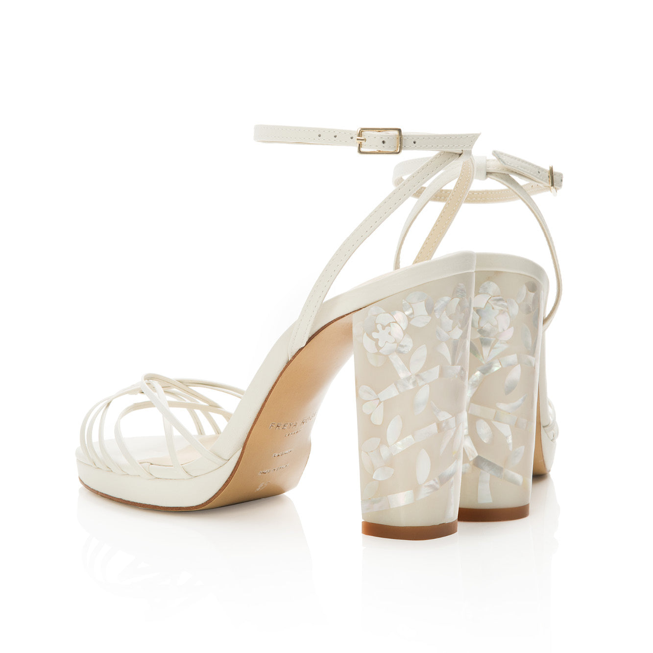 Vista lateral dos sapatos Rosalina da Freya Rose